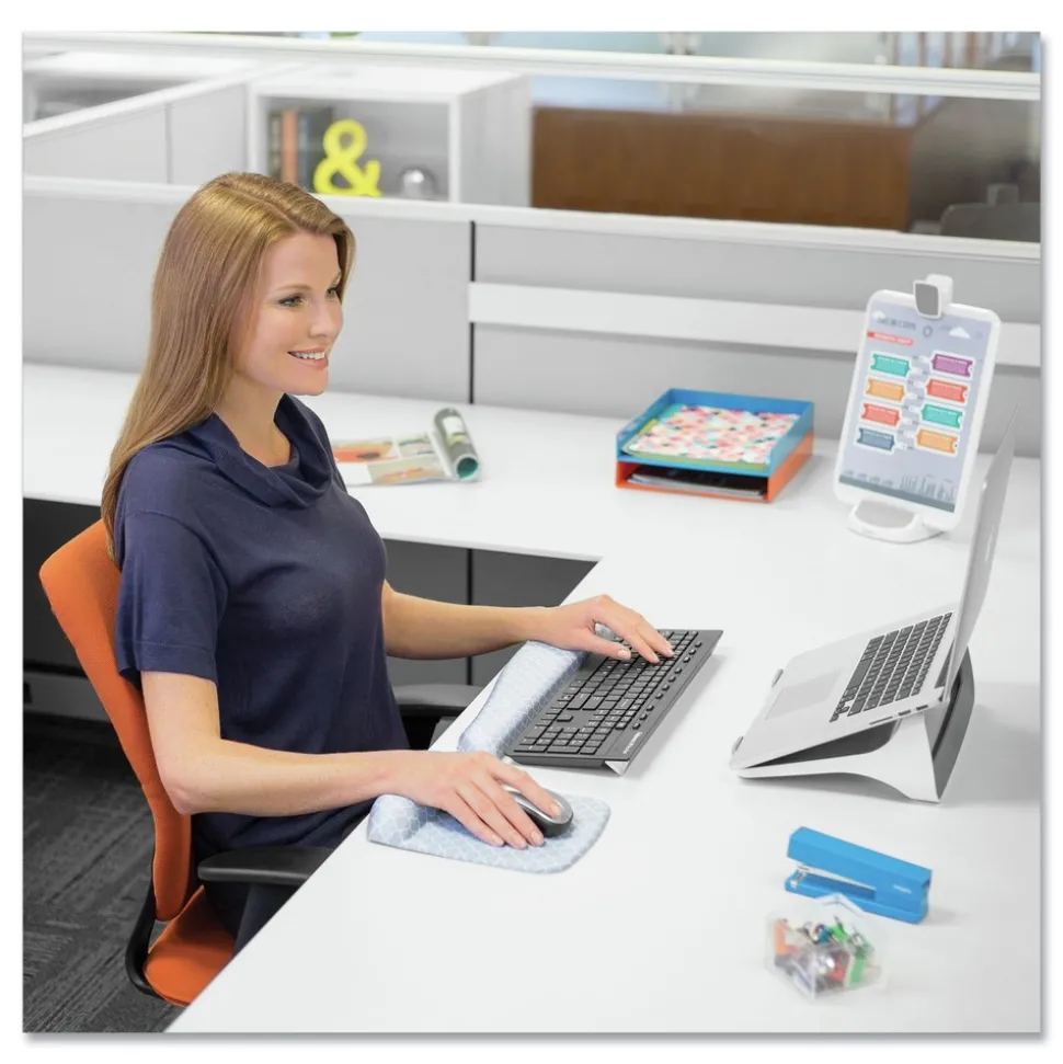 Fellowes Mfg Co. PlushTouch 7.25 in. x 9.38 in. Mouse Pad with Wrist Rest - Lattice Design